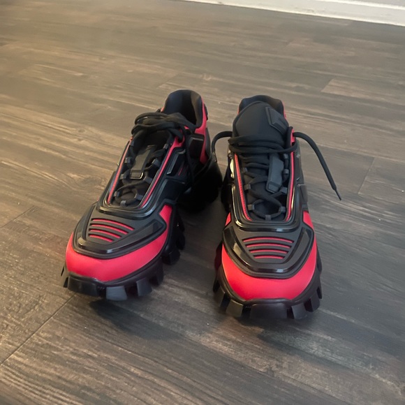 Prada - Picture 2 of 3